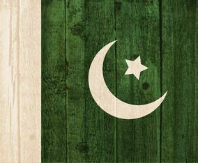 Free Vector Flag Of Pakistan Painted On Wooden Background